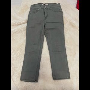 Levi’s - Cropped - Straight Leg - Size 4/27 - Light Green